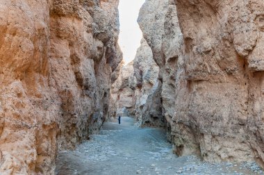 SESRIEM, NAMIBIA - 22 Haziran 2012: Namibya 'daki Sossuvlei yakınlarındaki Sesriem Kanyonu' nun içinde. Bir turist görünüyor.