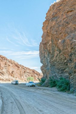 GAUB PASS, NAMIBIA - 22 Haziran 2012: Araçlar C14 yolundaki Gaub Geçidi 'nde bir piknik alanında görünür