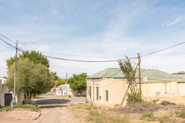 RICHMOND, Güney Afrika - 2 Nisan 2021: Kuzey Karoo Burnu 'ndaki Richmond' da eski binaların olduğu bir sokak sahnesi. Müze ve güç altyapısı görülebilir durumda.