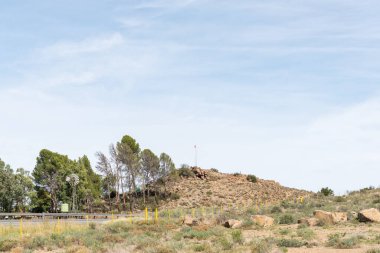 Kuzey Karoo Burnu 'nda, Richmond' da N1 yolunun yanındaki Vegkop olarak da adlandırılan Flag Hill 'de bir İngiliz kalesi görülebilir. Bir bayrak, su değirmeni ve su deposu görülebilir.