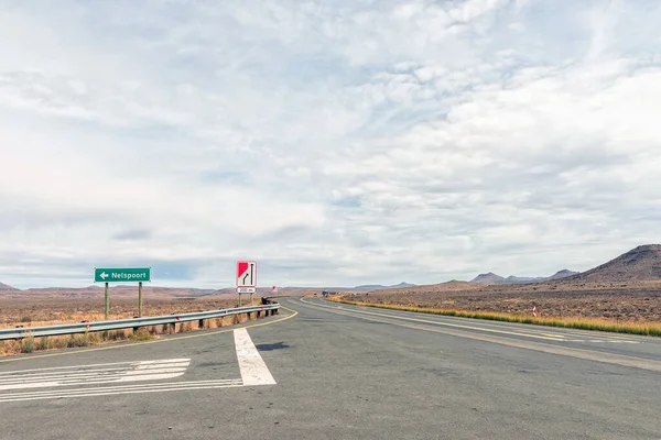 从西开普省的N1 至Nelspoort的国道岔道 车辆和路标清晰可见 — 图库照片