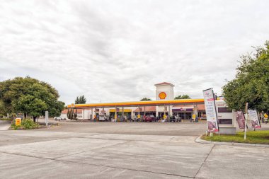 3 Ablası, Güney Afrika 2 Nisan 2021 Kuzey Karoo Burnu 'ndaki Three Sisters' da bir benzin istasyonu. Araçlar ve insanlar görünür.