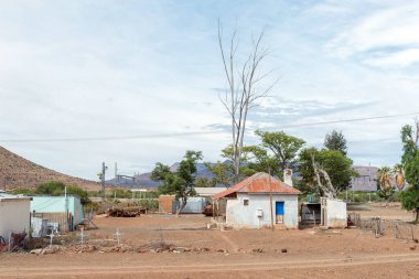 NELSPOORT, Güney Afrika - 2 Nisan 2021: Batı Burnu Karoo 'daki Nelspoort tren istasyonundaki binalar. Mezarlar görünür.