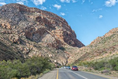 MEIRINGSPOORT, GÜNEY AFRİKA - 5 Nisan 2021: Araçlar Meiringspoort 'un kuzey girişinde, Batı Karoo Burnu' ndaki Swartberg Dağı 'ndan geçen bir geçitten görülebilir..