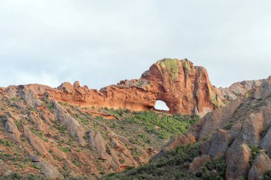 Vensterkop, Batı Burnu Karoo 'daki Red Stone Tepeleri' nde bir çukur.