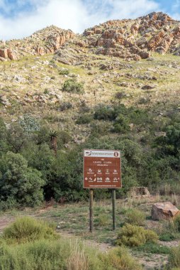 SEweWeKSPOORT, SOUTH AFRICA - 6 Nisan 2021: Swartberg dağlarındaki Seweweek Spoort 'un başlangıcında bilgi panosu