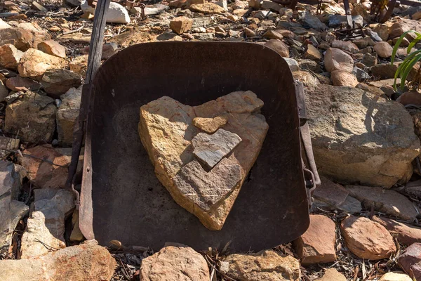 Rocas Forma Corazón Dentro Una Gran Cucharada Metal Una Granja — Foto de Stock