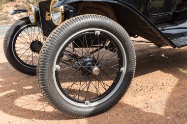 FRANSCHHOEK, Güney Afrika - 12 Nisan 2021: 1915 model Ford 'un tekerleği. Batı Cape Eyaleti 'ndeki Franschhoek Geçidi.