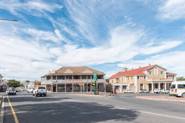南アフリカのカレドン エイプリル社2021年12月12日 西ケープ州のカレドンで 古い建物 車が立ち並ぶストリートシーン — ストック写真