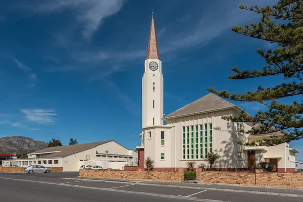 南アフリカのガンサバイー エイプリル12 2021 西ケープ州のガンサバイーにあるオランダ改革派教会のあるストリートシーン 車両が見える — ストック写真