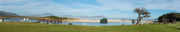 南アフリカのクレインモンド エイプリル社2021年12月12日 西ケープ州クラインモンドのデイキャンプ場でのパノラマビュー 人々とカヌーが見える — ストック写真