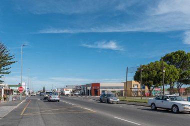 GANSBAAI, GÜNEY AFRİKA - 12 Nisan 2021: Batı Cape Eyaleti 'ndeki Gansbaai' de iş ve araçlarla sokak sahnesi