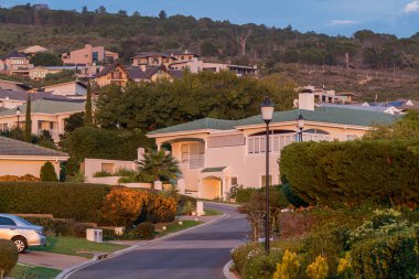 SOMERSET BATI, Güney Afrika - 13 Nisan 2021: Batı Cape Eyaleti Somerset West 'te günbatımında bir yerleşim alanı