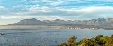 Clarence Drive 'dan Gordons Körfezi' ne ve Batı Cape Eyaleti 'ndeki Somerset West' e doğru giden sahte körfezin karşısındaki panoramik manzara.