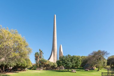 PAARL, Güney Afrika - 17 Nisan 2021: Batı Burnu 'ndaki Paarl yakınlarındaki Afrika Dili Anıtı