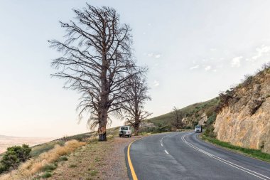 PAARL, SOUTH AFRICA - 20 Nisan 2021: Batı Cape Eyaleti 'nde Paarl yakınlarında R101 karayolu üzerindeki Du Toitskloof Geçidi manzarası. Araçlar ve ölü ağaçlar görülebilir.