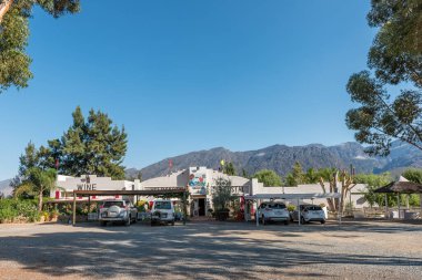 DE DOORNS, SOUTH AFRICA - 20 Nisan 2021: Batı Cape Eyaleti 'nde De Doorns yakınlarındaki Die Veldskoen Road Stall' un görüntüsü