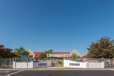 TOUWS RIVER, Güney Afrika - 20 Nisan 2021: Touwsrivier İlköğretim Okulu 'nun Batı Cape Eyaleti' ndeki ana girişi