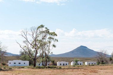 MATJIESFONTEIN, Güney Afrika - 20 Nisan 2021: Matjiesfontein 'deki tarihi işçi evi. Öndeki alan Güney Afrika 'daki ilk uluslararası kriket maçının sahası.
