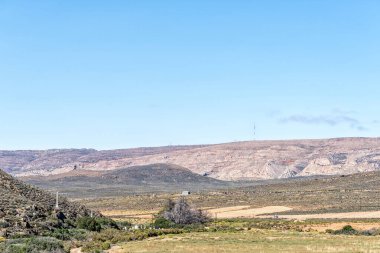 Batı Cape Eyaleti 'ndeki Matjiesfontein yakınlarında Anglo-Boer Savaş anıtları ve mezarlar. Demiryolu görünüyor.