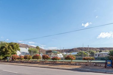 PRINCE ALBERT, Güney Afrika - 20 Nisan 2021: Batı Cape Eyaleti 'ndeki Prens Albert tenis sahaları. Oyuncular görünür