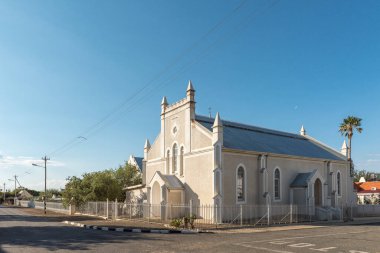 PRINCE ALBERT, GÜNEY AFRİKA - 20 Nisan 2021: Batı Cape Eyaleti 'ndeki Prens Albert' te Hollanda Reform Kilisesi Salonu ile bir sokak sahnesi