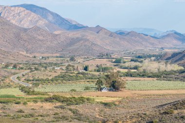R407 yolundaki Kredouw Geçidi 'nden Prens Albert Vadisi' ne olan manzara. Swartberg Dağları görünür.
