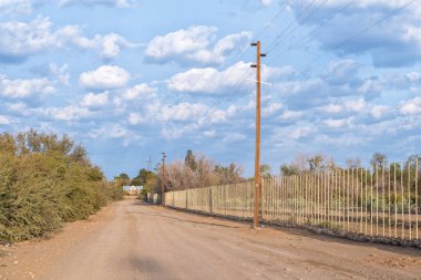 Batı Cape Eyaleti 'ndeki Prens Albert' in küçük holdingleri arasında sabahın erken saatlerinde çekilmiş bir yol sahnesi.