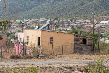 WILLOWMORE, Güney Afrika - 21 Nisan 2021: Doğu Burnu 'ndaki Willowmore kasabasında bir sokak manzarası. Güneş enerjili bir ev görülebilir.