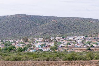 Willowmore, Güney Afrika - 21 Nisan 2021: Doğu Cape Eyaleti 'ndeki Willowmore manzarası. Evler görünür.