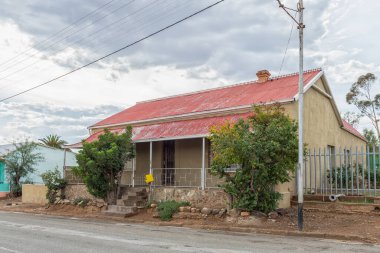 WILLOWMORE, GÜNEY AFRİKA - 21 Nisan 2021: Kırmızı çatılı ve sarı posta kutusu olan bir sokak sahnesi, Doğu Cape Eyaleti Willowmore 'da