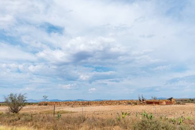 Doğu Cape Eyaleti 'ndeki Willowmore ve Steytlerville arasındaki R329 yolunun yanına kayalardan yapılmış bir çiftlik hayvanı muhafazası..