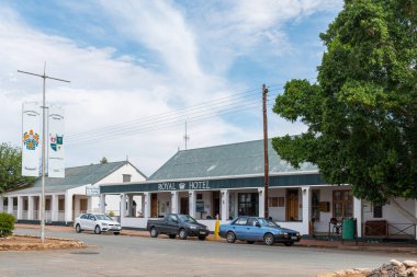 STEYTLERVILLE, SOUTH AFRICA - 21 Nisan 2021: Doğu Cape Eyaleti 'ndeki Steytlerville' de Royal Hotel Yatak ve Kahvaltı ile bir sokak sahnesi. Araçlar görünür.