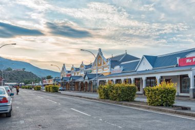 GRAAFF REINET, GÜNEY AFRİKA - 22 Nisan 2021: Doğu Cape Eyaleti 'ndeki Graaff Reinet' te işletmelerin, insanların ve araçların olduğu bir sokak sahnesi