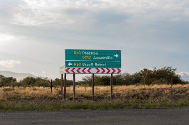 Doğu Cape Eyaleti 'ndeki Graaff Reinet yakınlarında R63 ve R75 yolları arasındaki kavşakta yön işareti var.