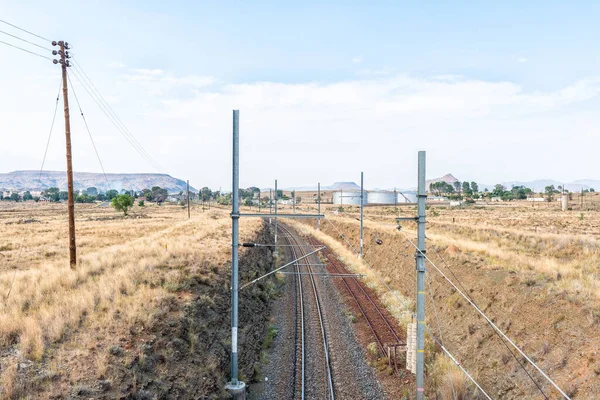 东开普省Middelburg附近的Rosmead火车站的铁路线 储油罐可见 — 图库照片