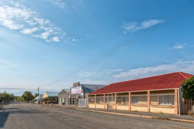 MIDDELBURG, Güney Afrika - 22 Nisan 2021: Doğu Cape Eyaleti Middelburg 'da eski evler ve süpermarketlerle dolu bir sokak sahnesi