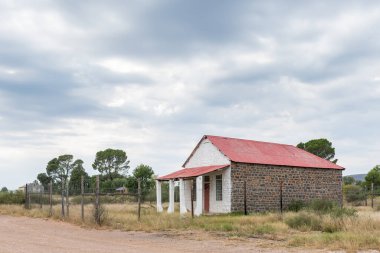 SCHOOMBEE, Güney Afrika - 22 Nisan 2021: Doğu Cape Eyaleti 'nde Middelburg ve Steynsburg arasındaki R56 yolu üzerindeki Schoombee' deki eski bina.