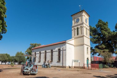 ALIWAL NORTH, Güney Afrika - 23 Nisan 2021: Aliwal North 'taki ilk Hollanda Reform Kilisesi' ndeki Kilise Meydanı Müzesi. Tarihsel buharlı makineler görülebilir