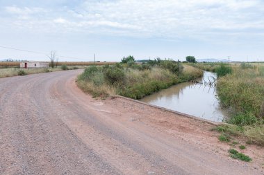 Doğu Cape Eyaleti 'nin Steynsburg yakınlarındaki Teebus' taki Orange-Fish Nehri Tüneli 'nin sonundaki kanal..