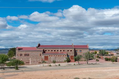 OUDTSHOORN, GÜNEY AFRİKA - 5 Nisan 2021: Toekomsrus, Oudtshoorn, Batı Burnu Karoo 'daki Havari İnanç Misyonu Kilisesi.