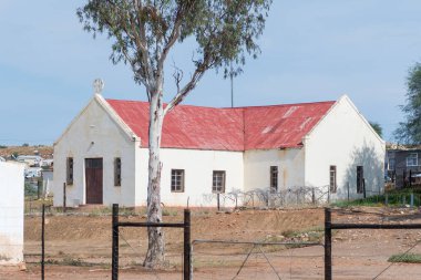 STEYTLERVILLE, Güney Afrika - 21 Nisan 2021: Doğu Cape Eyaleti 'ndeki Steytlerville' de bir hiostorik kilisenin olduğu bir sokak sahnesi
