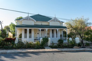 PRINCE ALBERT, GÜNEY AFRİKA - 20 Nisan 2021: Tarihi bir evi olan bir sokak sahnesi, Batı Cape Eyaleti 'nde Prens Albert' te