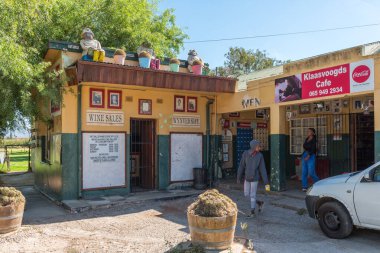 KLAAS VOOGDSRIVIER, SOUTH AFRICA - 8 Nisan 2021: Batı Cape Eyaleti yakınlarındaki Klaas Voogdsrivier tren istasyonunda bir süpermarket, posta ve şarap dükkanı. İnsanlar görünür.