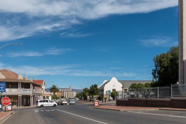 CALEDON, Güney Afrika - 12 Nisan 2021: Batı Cape Eyaleti 'ndeki Caledon' da binalar ve araçlarla dolu bir sokak sahnesi. Silolar görünür.