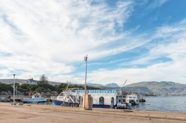 Hermanus, Güney Afrika - 12 Nisan 2021: Hermanus 'un batı Cape Eyaleti' ndeki limanı. Balina gezisi tekneleri görünür.