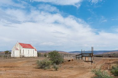 MOUNT STEWART, Güney Afrika - 21 Nisan 2021: Doğu Cape Eyaleti 'ndeki Stewart Dağı' ndaki halk kilisesi. Bir çiftlik hayvanı yükleme rampası görülebilir