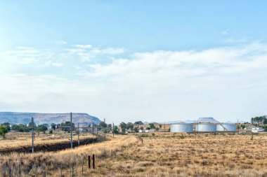 Doğu Cape Eyaleti Middelburg yakınlarındaki Rosmead tren istasyonu manzaralı. Depo tankları görünür.
