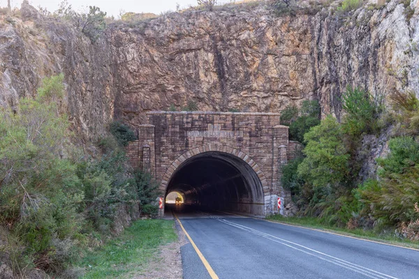 Toitskloof Geçidi Ndeki Yol Tüneli Tünelin Içinde Bir Araç Görünüyor — Stok fotoğraf