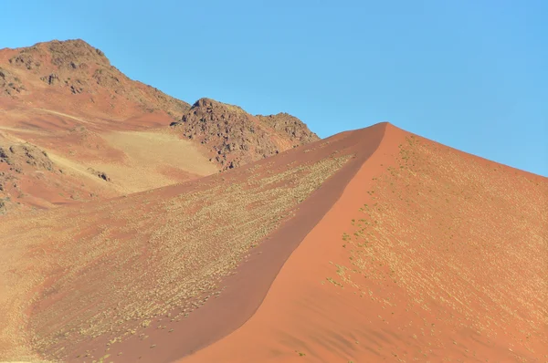 Dune en berg in de buurt van sossusvlei — Stockfoto